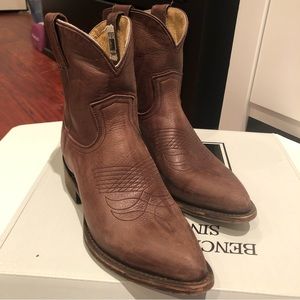Frye Billy short dark brown size 7.5 very comfy boot.